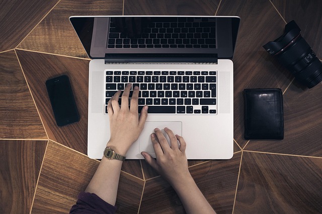 Teknisi bersertifikasi melakukan service MacBook di Pro Bet Store Jember